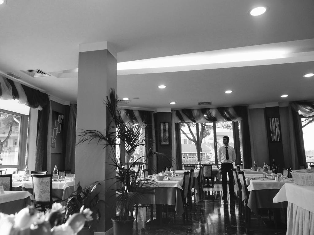 לידו די ג'סולו Hotel Gambrinus מראה חיצוני תמונה